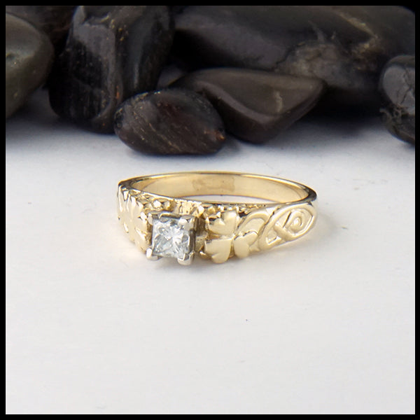 Shamrock ring with Princess cut diamond in gold