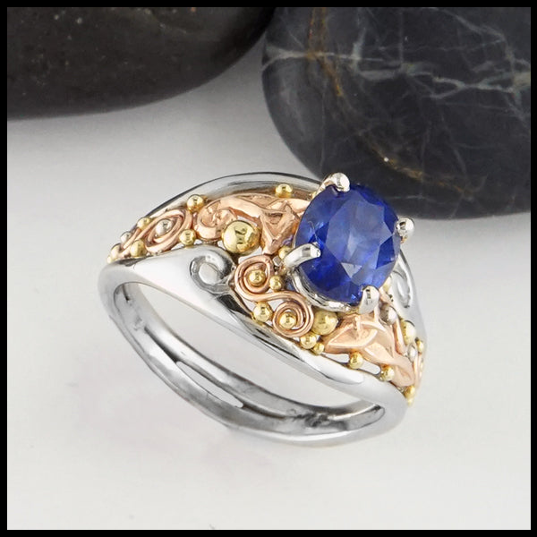 Custom frame ring in gold with Ceylon Sapphire